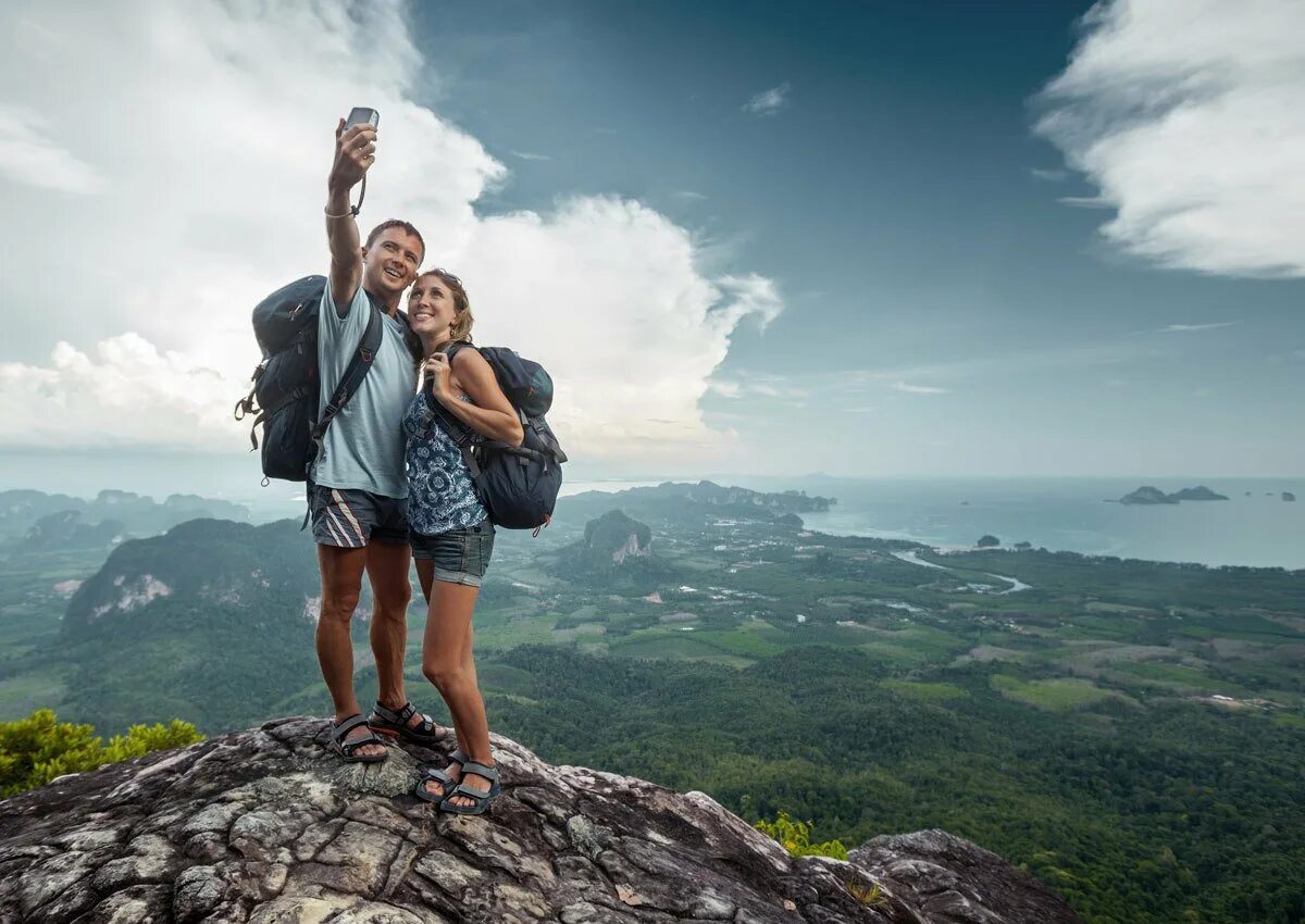 True tourist. Путешествие в горы. Пара на вершине горы. Человек на вершине горы. Фотосессия в горах.