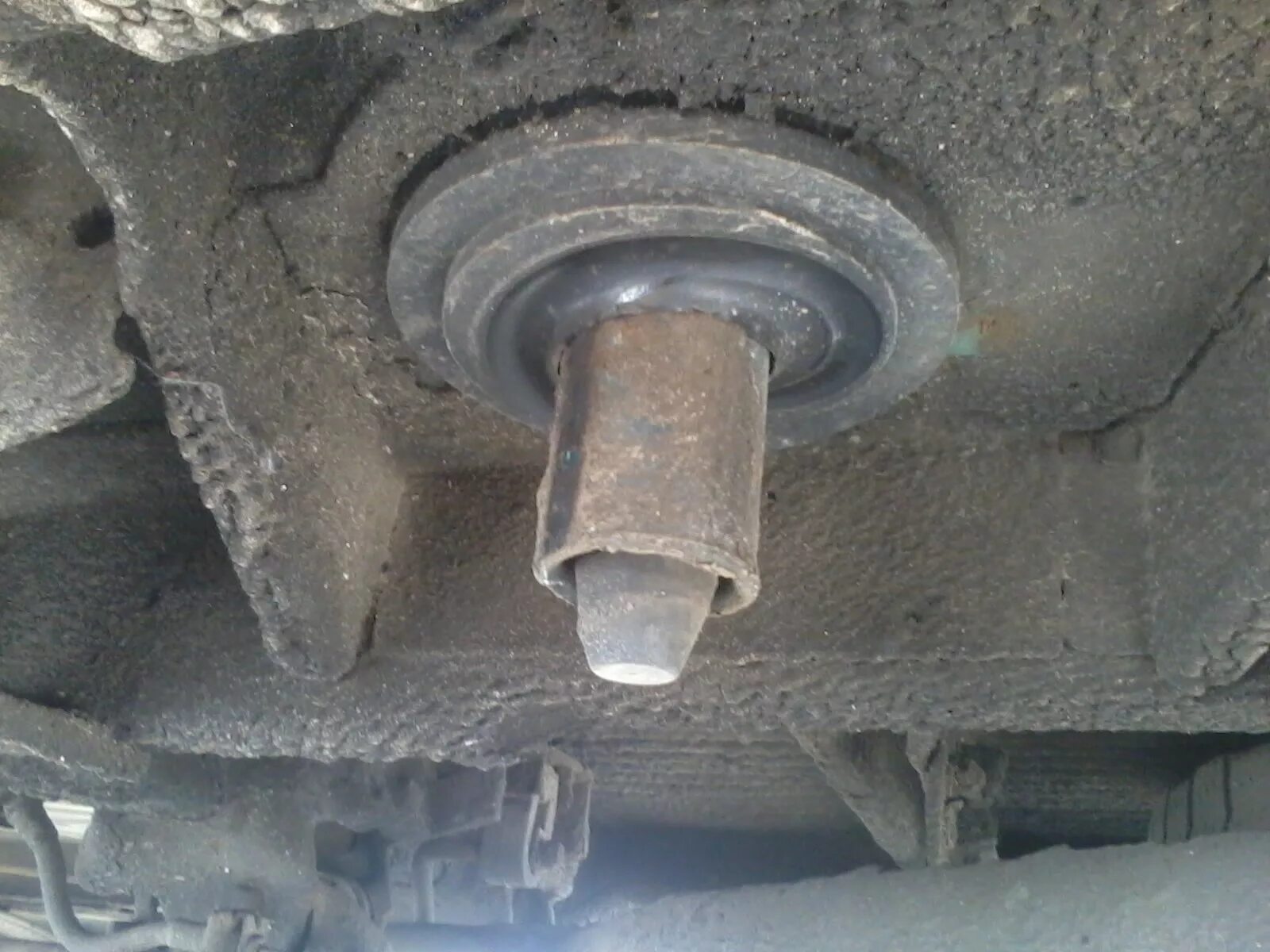 Защита двигателя vw t3. Suzuki jimny проставки под траверсу кпп. Передняя подвеска фольксваген т4. Силовые пороги на кайрон. Поднятый т 4.