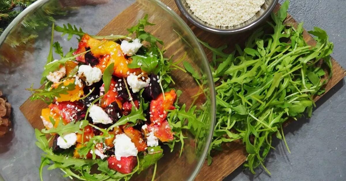 Свекла фета руккола. Салат руккола черри сыр. Свекла с фетой и рукколой. Руккола фета. Салат с рукколой помидорами и сыром фетакса.