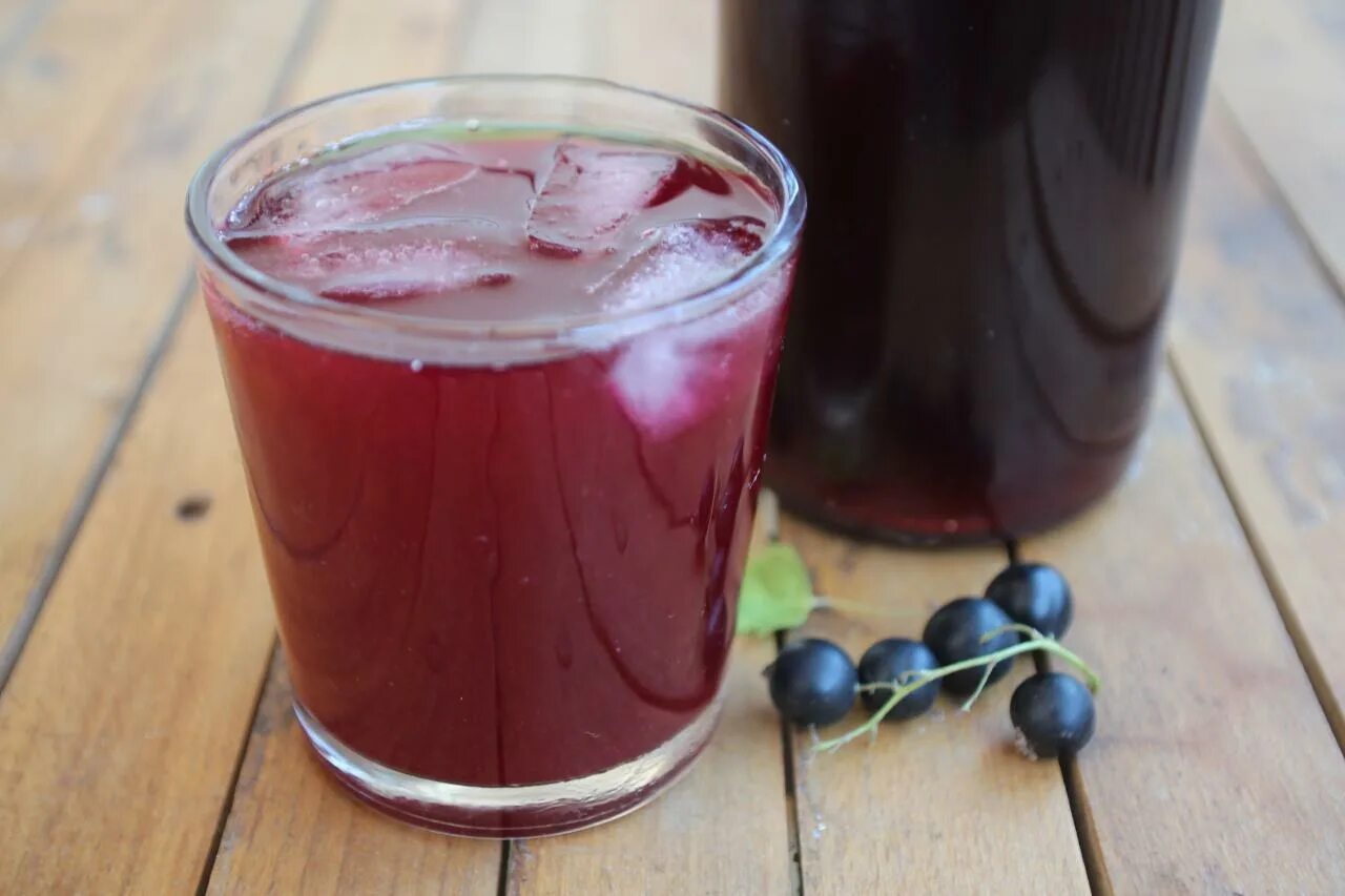 Напиток из смородины. Коктейль хуч черная смородина. blackcurrant cordial. кордиал черная смородина. лимонад из черной смородины.