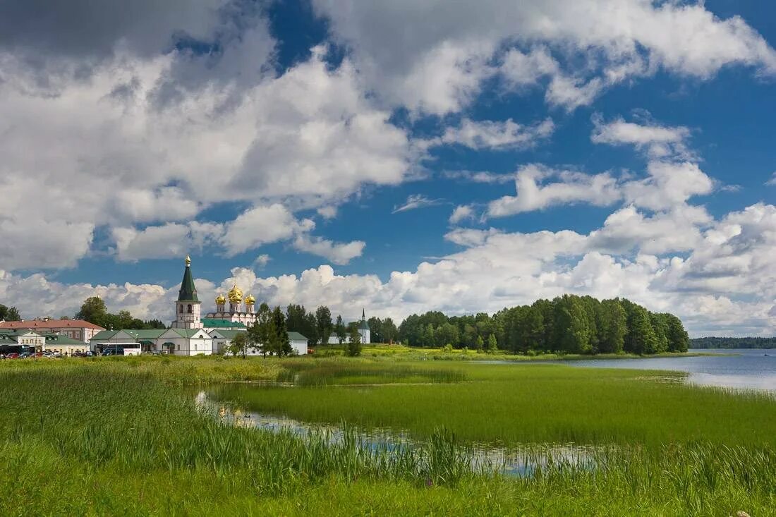 Валдайский Иверский монастырь Валдай. Город Валдай Новгородской области. Валдайский Иверский монастырь Новгородская область. Виды Валдайского монастыря. Валдай население