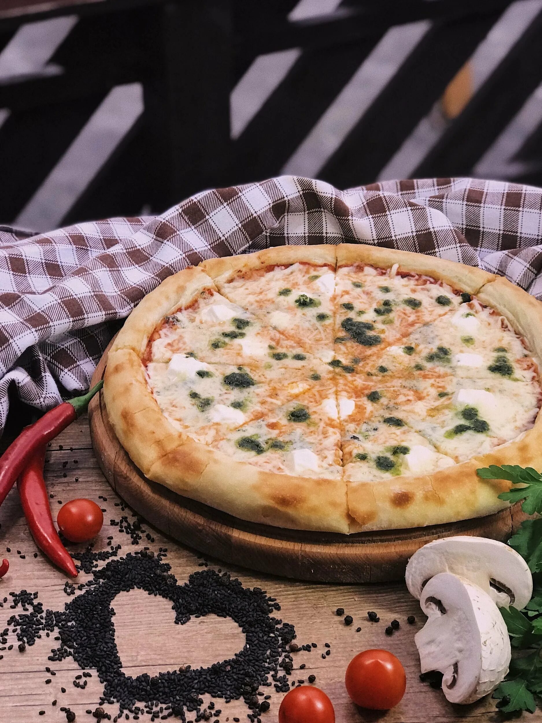 Сырная пицца с овощными начинками и уткой. Пицца сырная. пиццерия четыре сыра. сыр для пиццы. пицца с сыром.