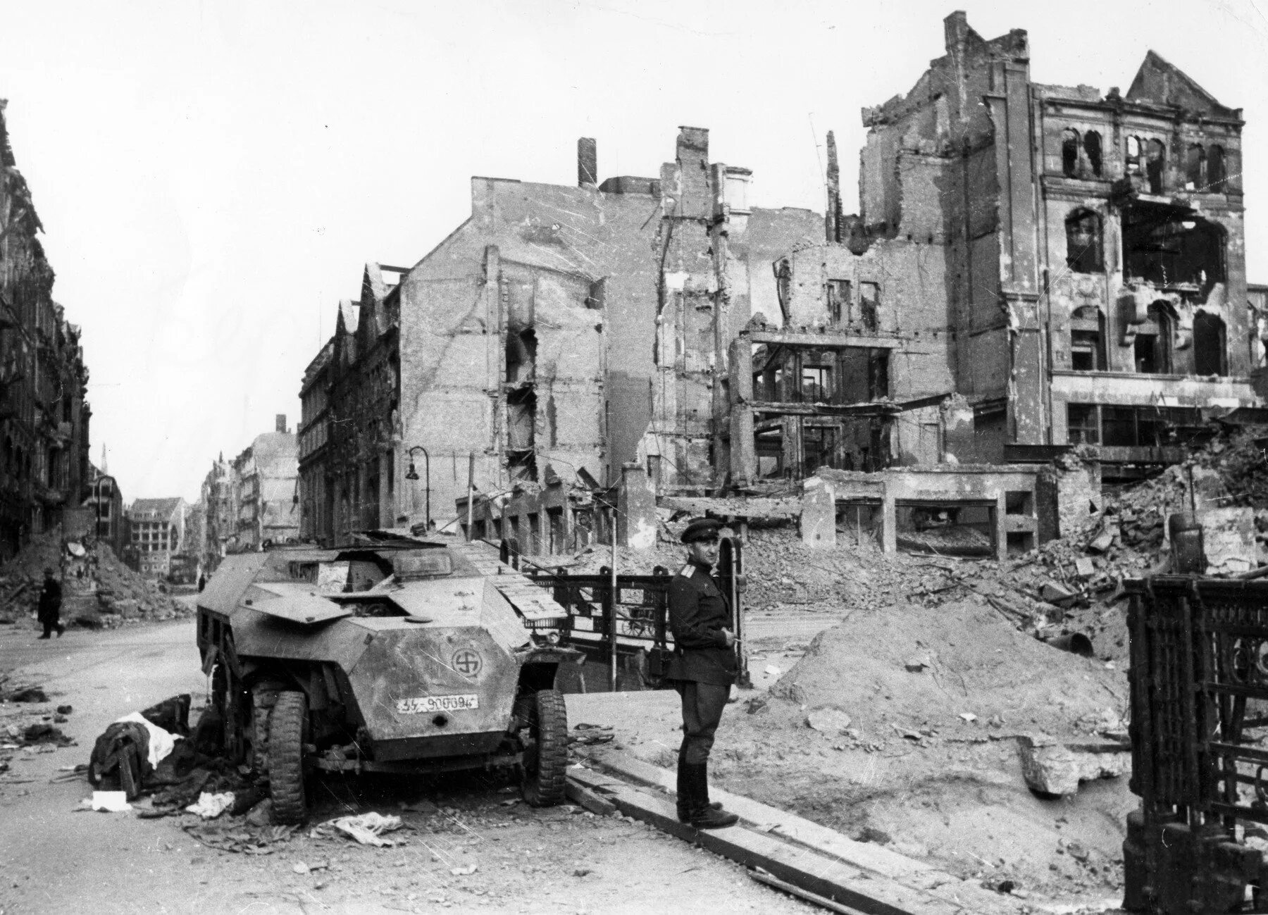 Русские войска взяли берлин в ходе. Аэрофотосъемка Берлина 1945. Берлинская Мостовая 1945. Разрушенный Берлин 1945.