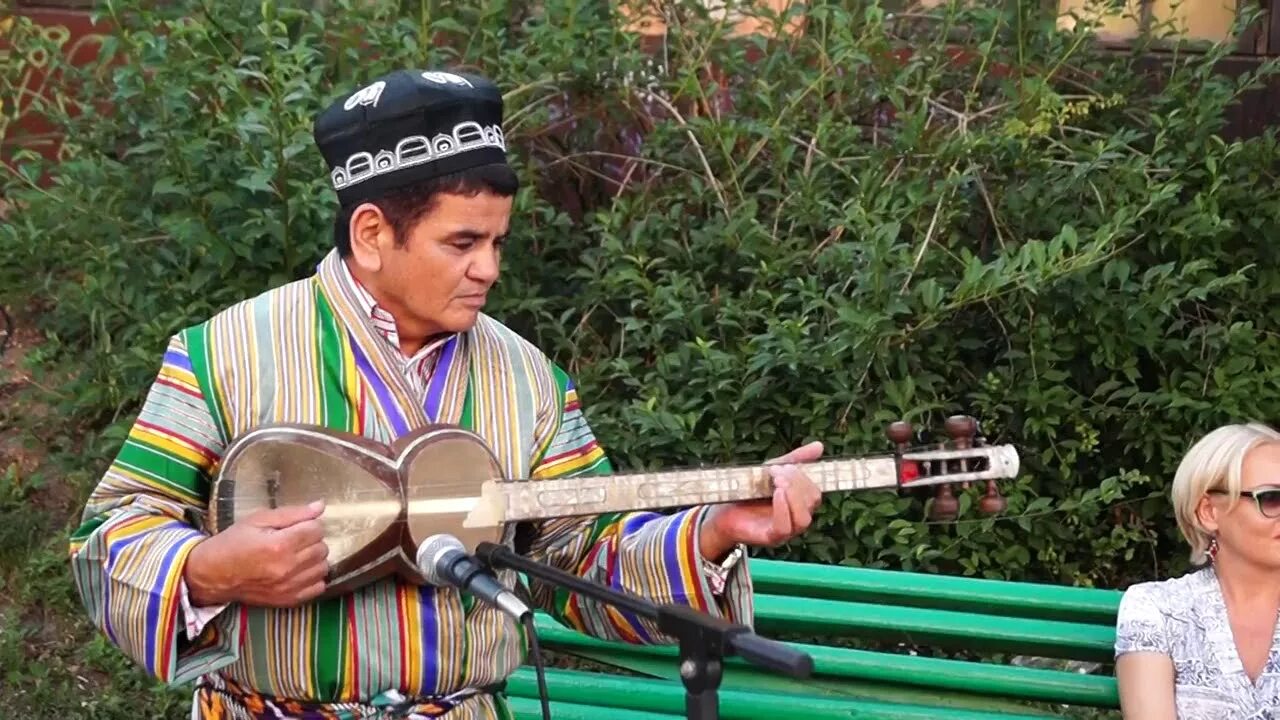 Узбекистан музыканты. Узбекский музыкальный. Музыкальные инструменты Узбекистана. Узбекская домра.