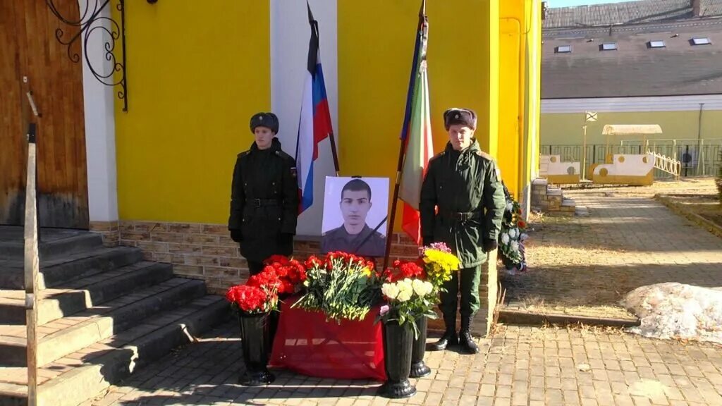 Родителям погибшего военнослужащего на украине. Похороны военнослужащего погибшего на Украине.