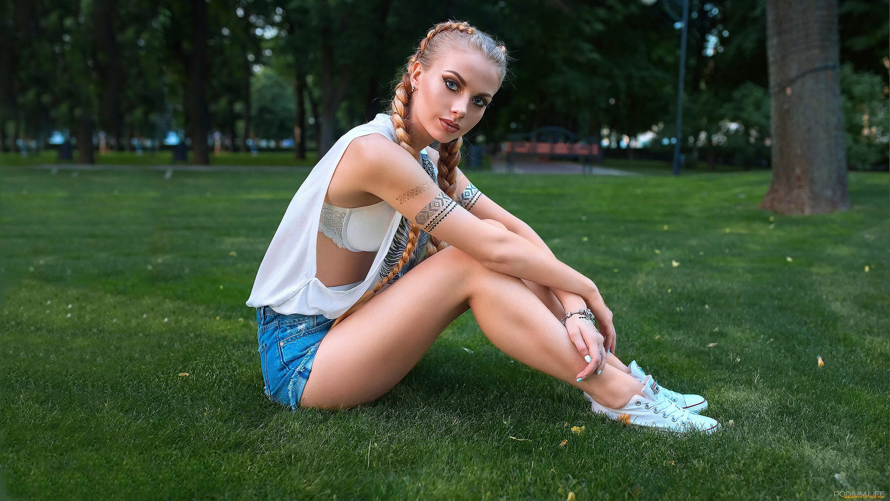 Группа подиум водяхина. Девушка с коромыслом. Девчонка молода песня. Ppbb группа участники. Девчонка молода песня.