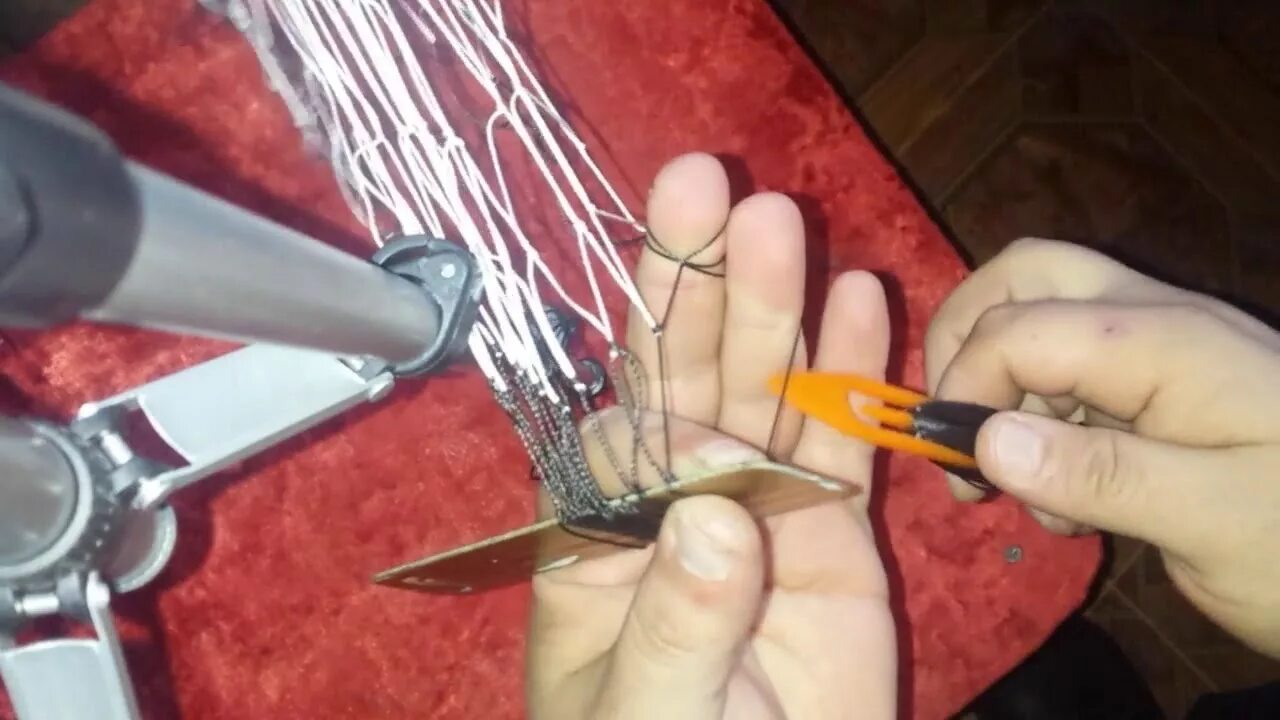 Станок для плетения рыболовных сетей. Плетем сеть своими руками. Плетения сети видео. Корейский узел для вязания сетей. Плести сеть.