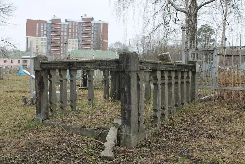 Разрушенные кладбища. Городское кладбище Белгород. Старое городское кладбище Белгород. Ячнево кладбище Белгород. Памятники на кладбище Ячнево Белгород.