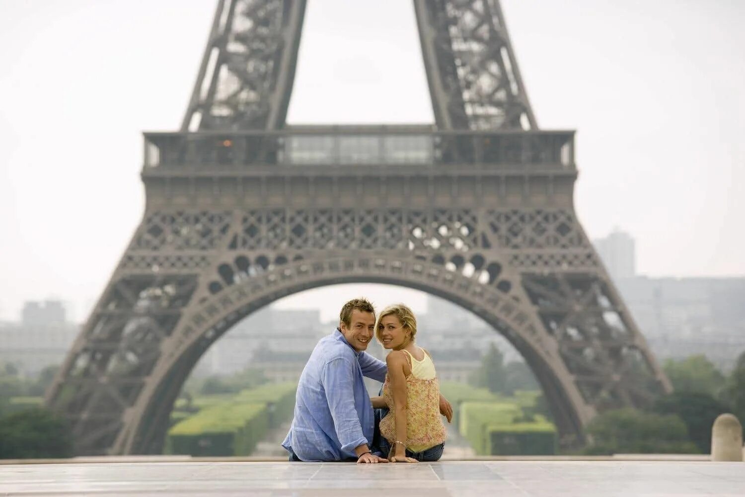 Скучаю по парижу. Влюбленные в Париже. Пара в Париже. Французы около Эйфелевой башни. Парочка на фоне Эйфелевой башни.