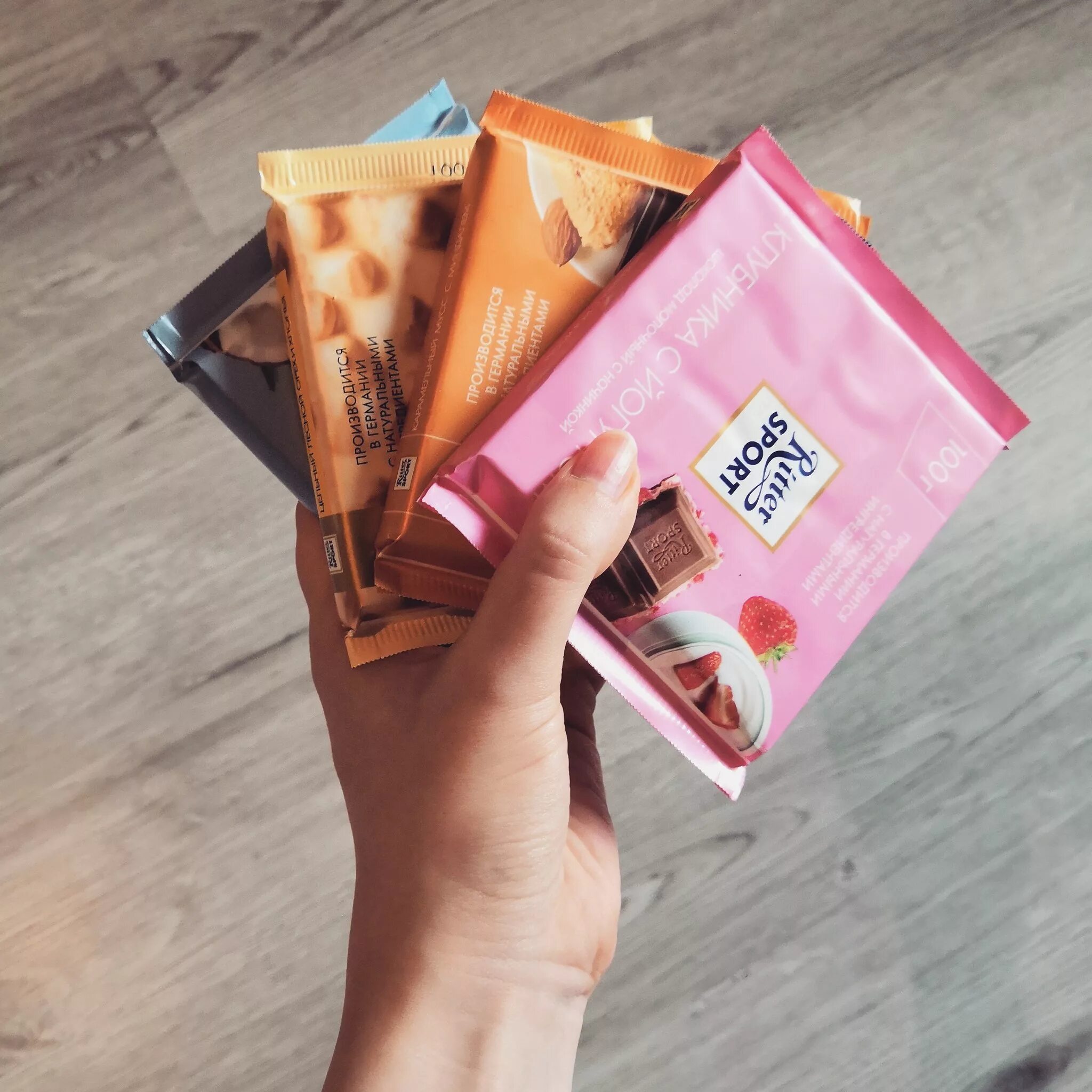 Много шоколадок в руке. Шоколад на 14 февраля мужчине. Плитка шоколада в руке. Коробка шоколадных конфет. Девушка с шоколадкой.