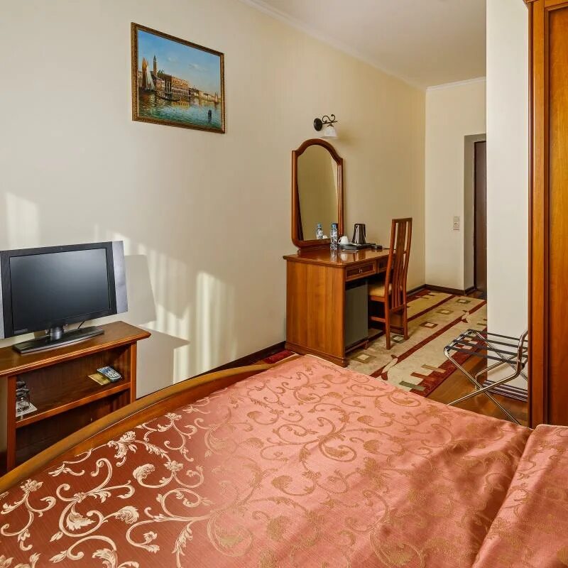 Отель иностранцы. Краснодар номер гостиницы. Гостиница иностранец. Недорогой отель для иностранцев. Отель в краснодаре 4 звезды.