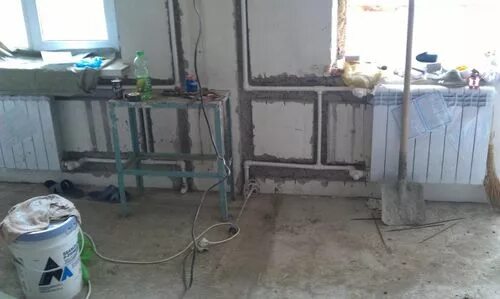 Спрятать трубы отопления в стену. Стояк отопления в стену. Трубы отопления под гипсокартоном. Спрятпит трубы отопления в комнате. Трубы отопления в стене.