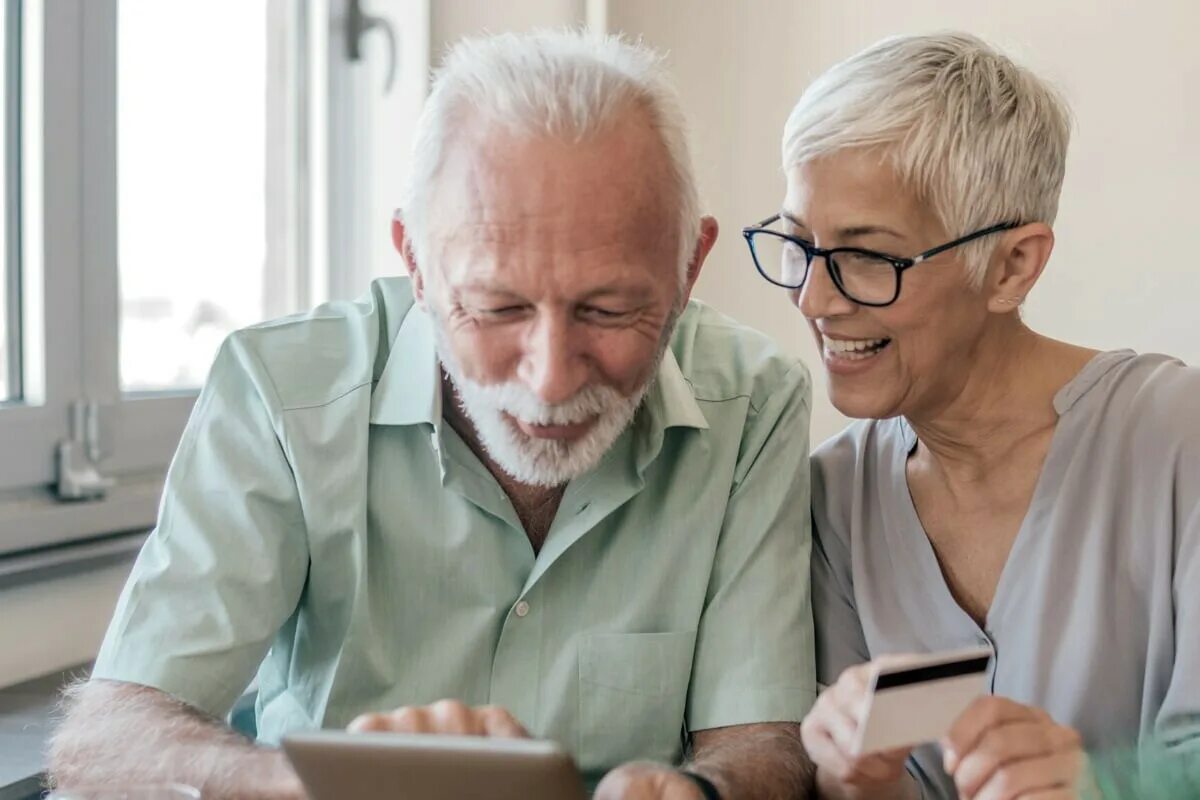 Пенсионеры беларусь. Пожилые граждане. Рабочий пенсионер. Работающие пенсионеры рб. Рабочий пенсионер.