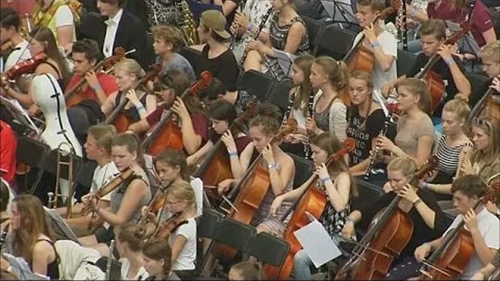 Нирвана симфонический. Самый большой симфонический оркестр в мире. Оркестр рекорд музыкантов. Музыканты Франкфурта. Много музыкантов играют сразу.