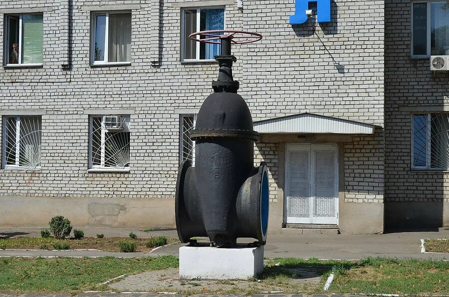 Водоканал славянск. Водоканал славянск. Вода хлестается. Водоканал славянск донецк. Водоканал славянск.