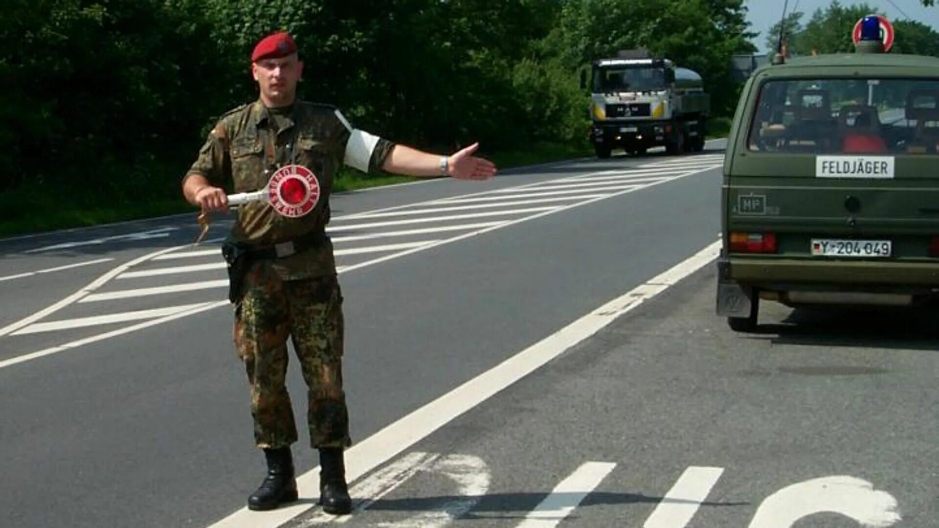 Забрала военная полиция. Военная полиция Бундесвера Германии. Военная полиция. Берет военной полиции. Форма военной полиции.