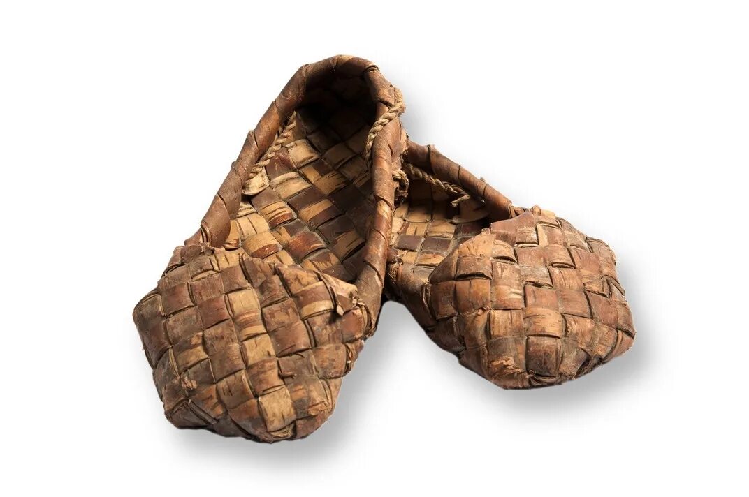 обувь древних славян лапти. лапти удмуртов. лапти 17 века. что такое лапти в древней руси. лыковые лапти.