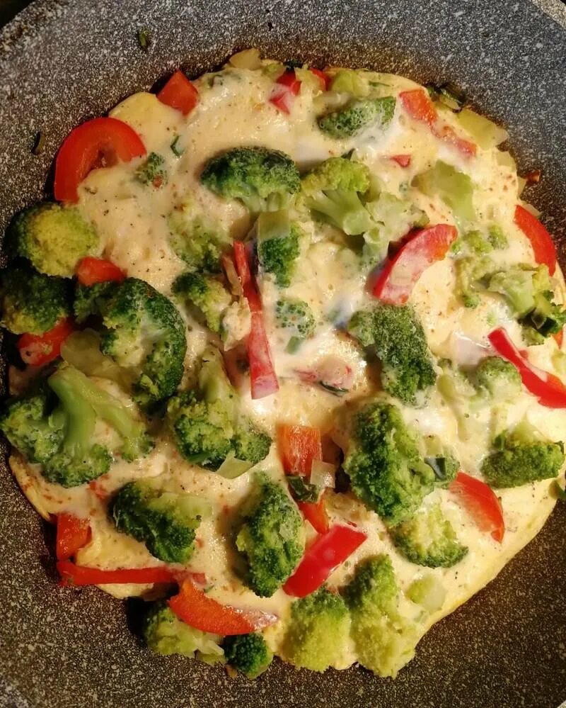 фриттата с брокколи. фриттата с капустой брокколи. фриттата с брокколи. омлет с брокколи на сковороде. капуста брокколи в омлете.