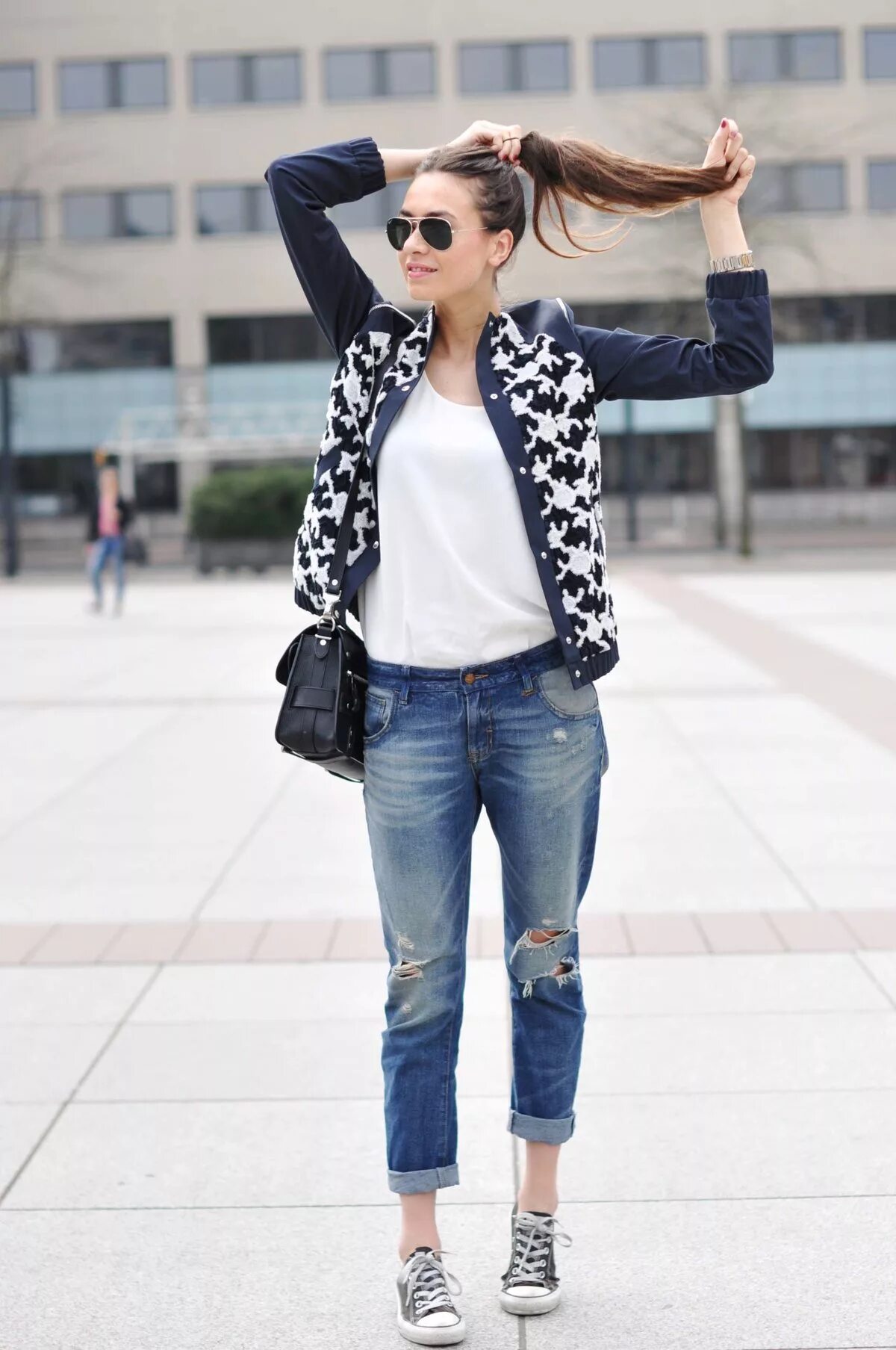 модная одежда для девушек. женственный образ с джинсами. стильные джинсы. что сейчас носят девушки. стильные образы.