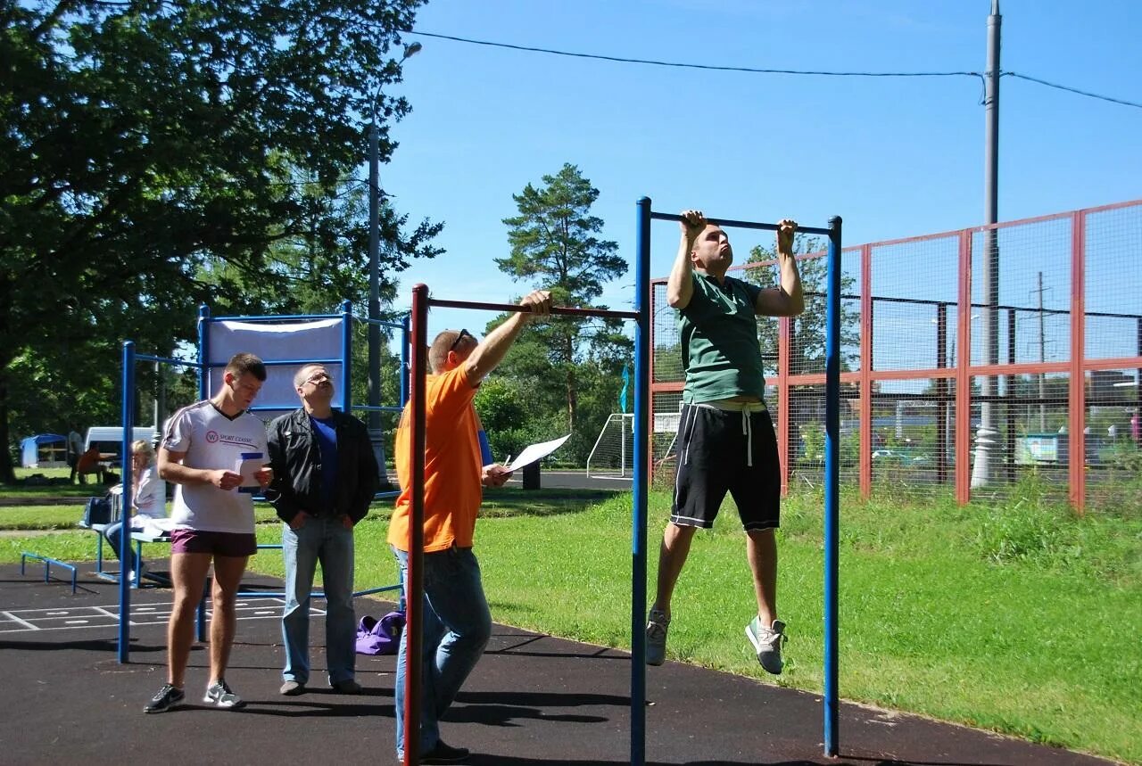 Спортивная площадка для студентов. Спортивные подтягивание на спортплощадках. Подтягивания физкультура. ГТО подтягивания. Школа подтягивания