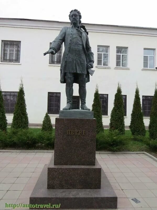 Г гагарин памятники. Памятник Петру 1 в Смоленске. Памятник Гагарина в Гагарине Смоленской области. Памятник Петру первому в Гагарине. Памятник Петру i Гагарин Смоленская.