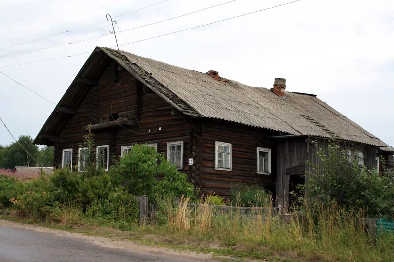 Убогий дом в деревне. Бедный домик. Дом бедняка. Бедные дома. 4 бедный дом