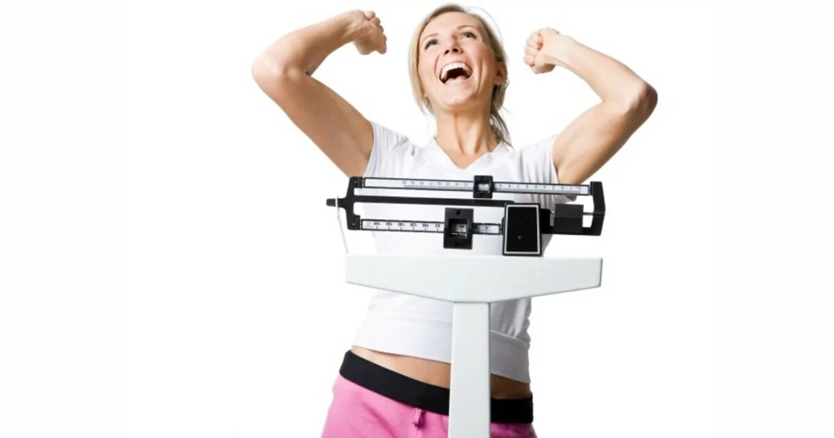 Человек взвешивается. Довольная девушка на весах. Облегчение веса. Девушка держит весы. Снижение веса.