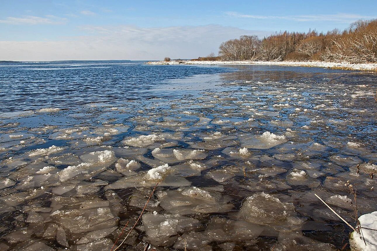 Выход на лед на рыбинском водохранилище. Лед Рыбинского водохранилища. Река Кама ледостав. Рыбинское водохранилище зимой. Ледостав на водохранилище.