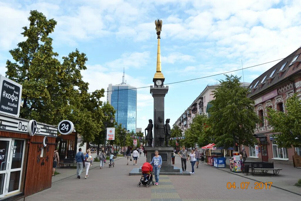 Дома кировки. Памятник основателям Арбат Челябинск. Памятник основателям города на Кировке Челябинск. Город Челябинск Кировка памятник основателям. Челябинск архитектура Кировка.