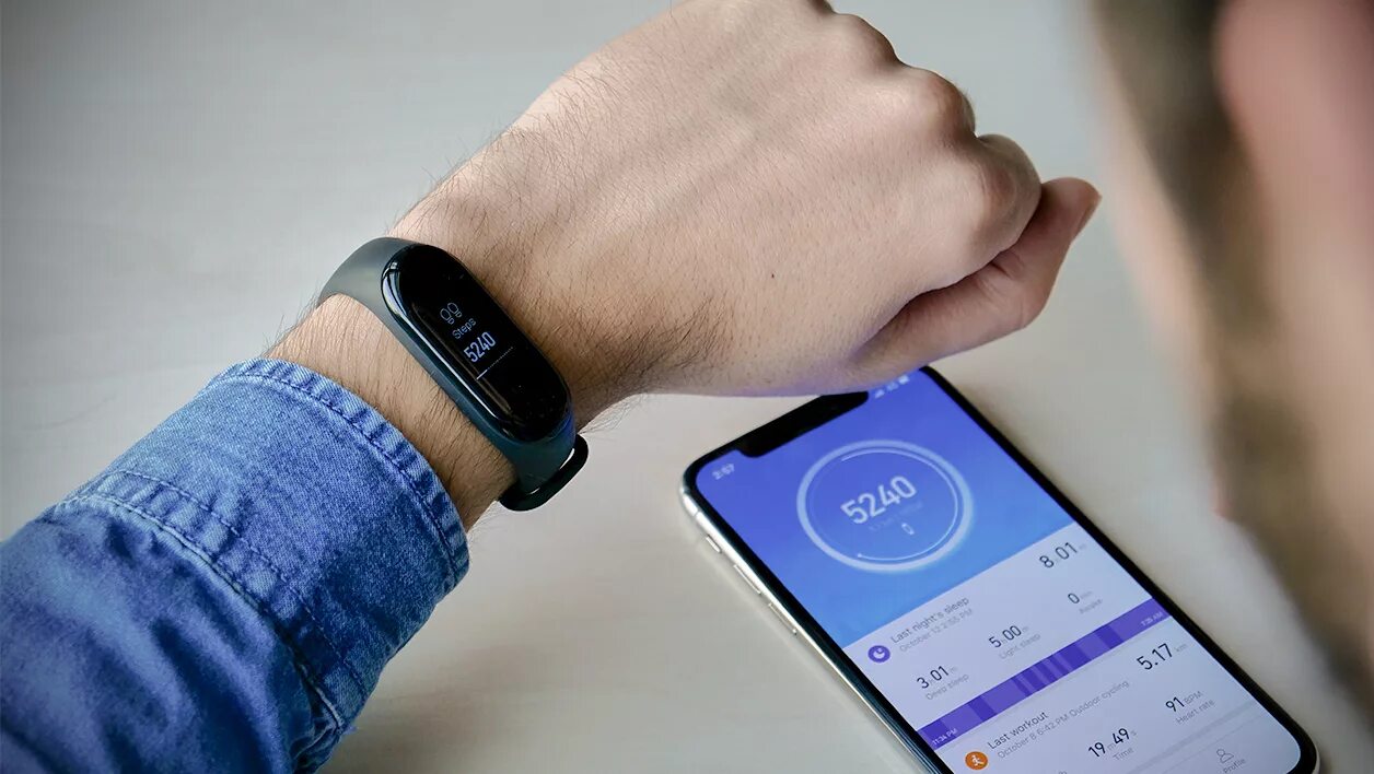 Samsung Band 3. Mi банд 3. Браслет для айфона на руку. Смартфон и фитнес браслет. Mi band 4 айфон