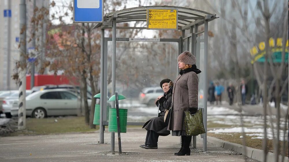 Человек ждет автобус. Люди на остановке. Ждать на остановке. Автобусная остановка с людьми. Остановка женщина.