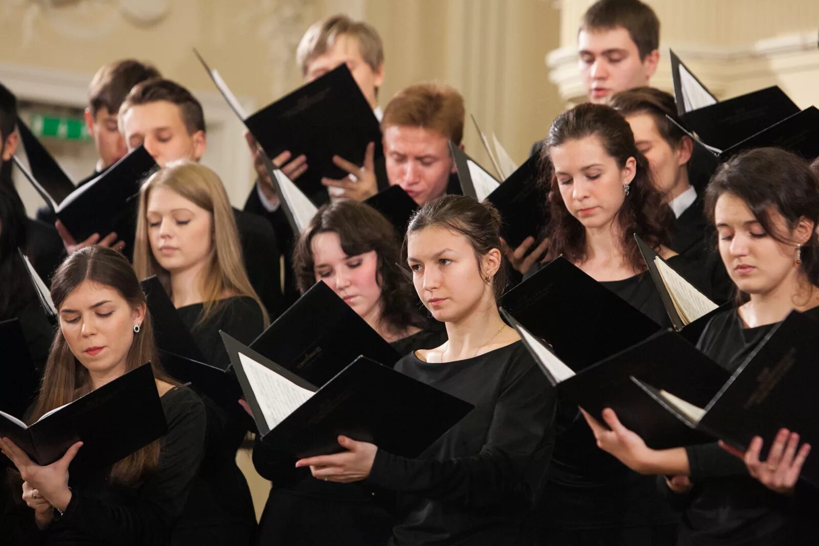Хор в университете ломоносова. Хор. Для женского хора а капелла. Пасхальный хор в красных платочках. Госхор им свешникова и капелла юрлова.