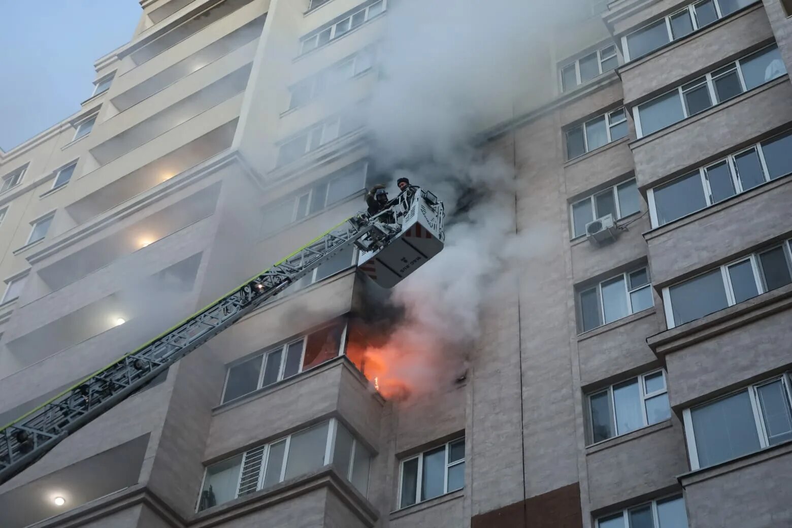 Горящий дом в астане. Пожар многоэтажка. пожар в доме. пожарный балкон. пожарные балконы в многоэтажных.