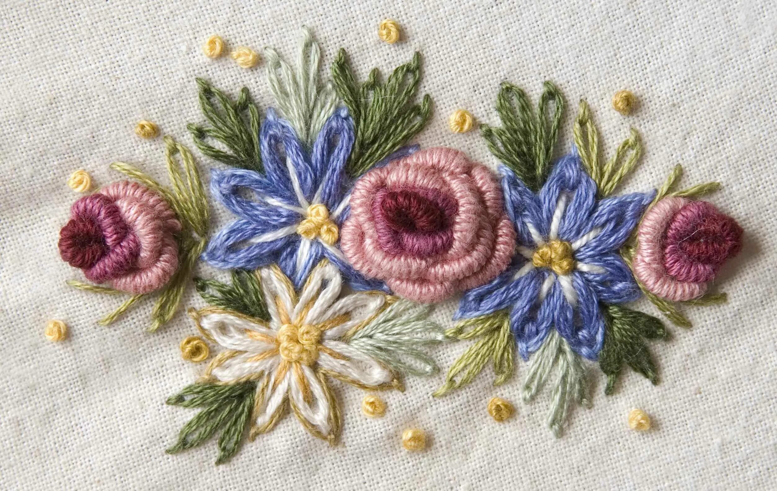 Цветы на вязаных изделиях. Вышивка на трикотажных изделиях. Вышивка цветов. Цветы на вязаных изделиях. Вышивка рококо стежки.