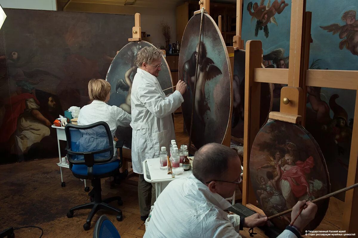 музейные реставраторы. реставратор в музее. реставратор профессия. музейный реставратор. русский музей питер реставраторы.