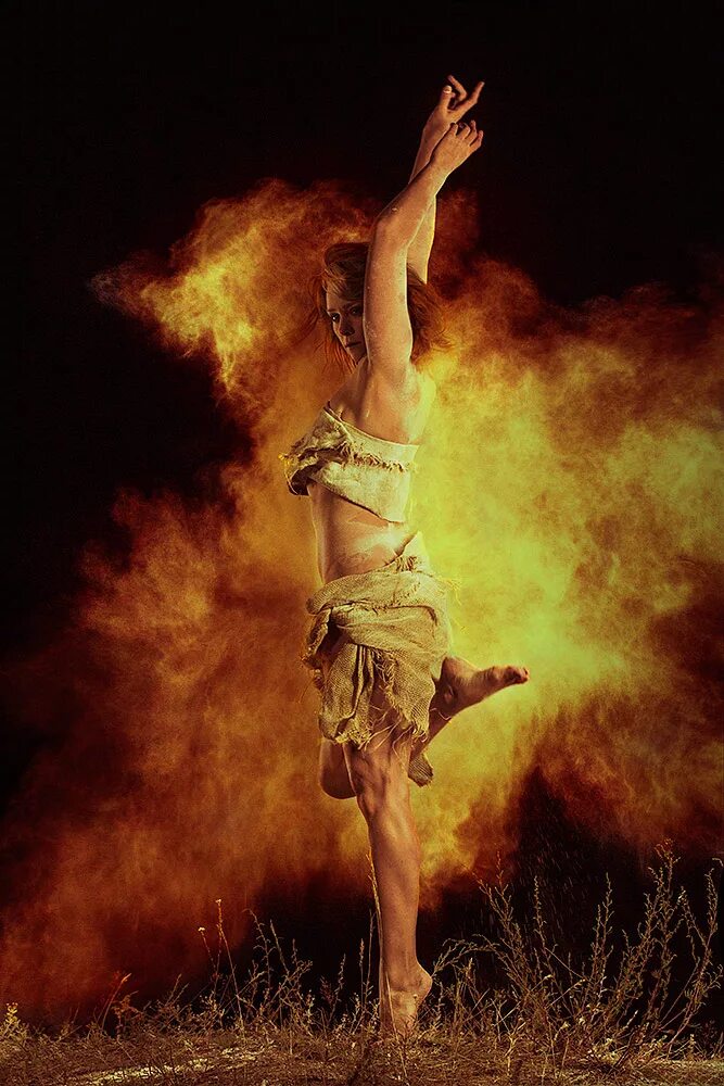 танцы девушек в нижнем. Les mills зумба. танцы без фона. танцы без стекла. девушка танцующая под дождем.