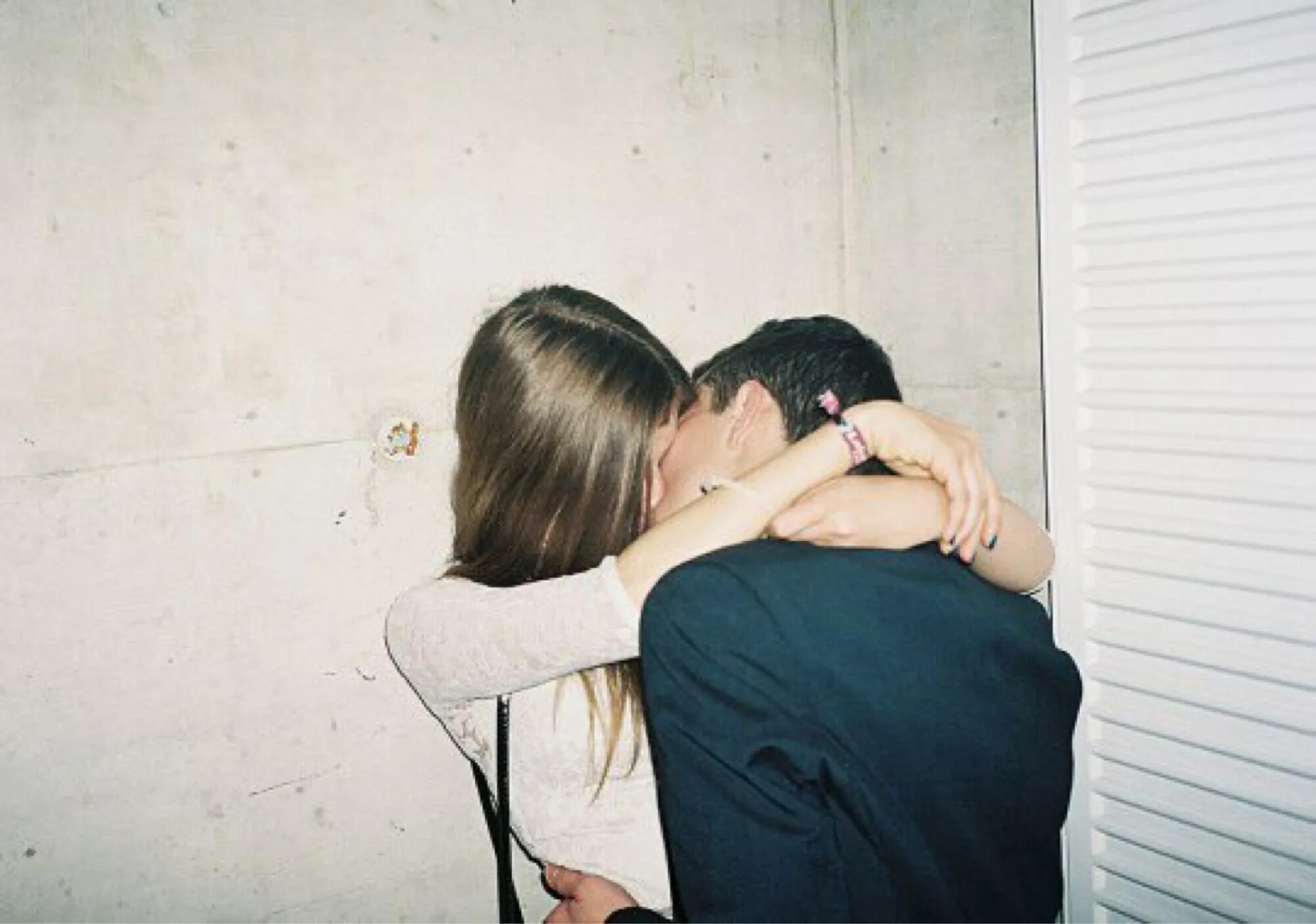 Парень и девушка целуются. Поцелуй без лица. Фото парня. Парень с девушкой дома.