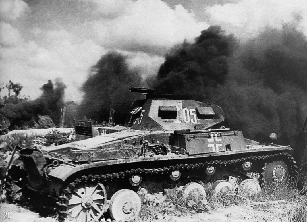 Потери немецких танков. Подбитый немецкий танк 1941. Подбитые немецкие танки лето 1941. 41 Год подбитые немецкие танки. Уничтоженные немецкие танки 1941.
