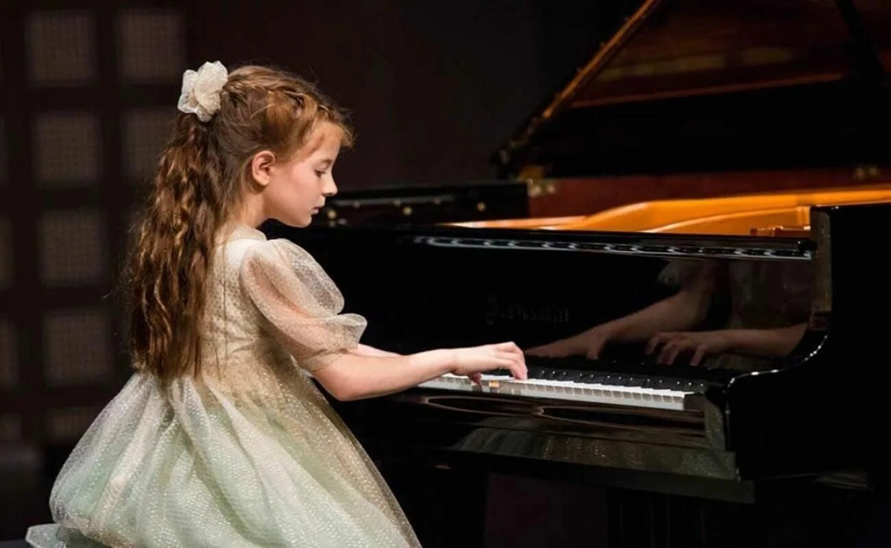 Концертное платье для девочки. Маленькая пианистка. Концертное платье для пианистки. Платье для девочки концертное фортепьяно. Концерт в муз школе