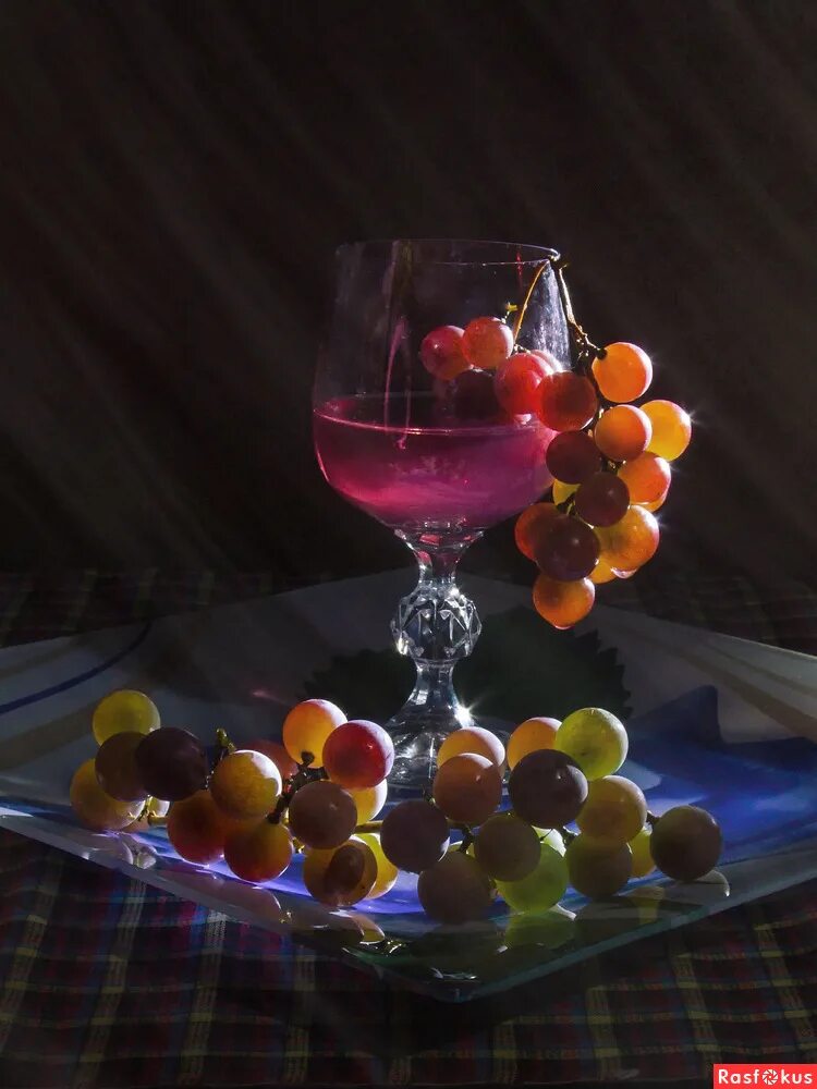 Виноградно лимонного вина. Натюрморт с вином. Натюрморт вино и виноград. Вино и фрукты. Натюрморт с виноградом.