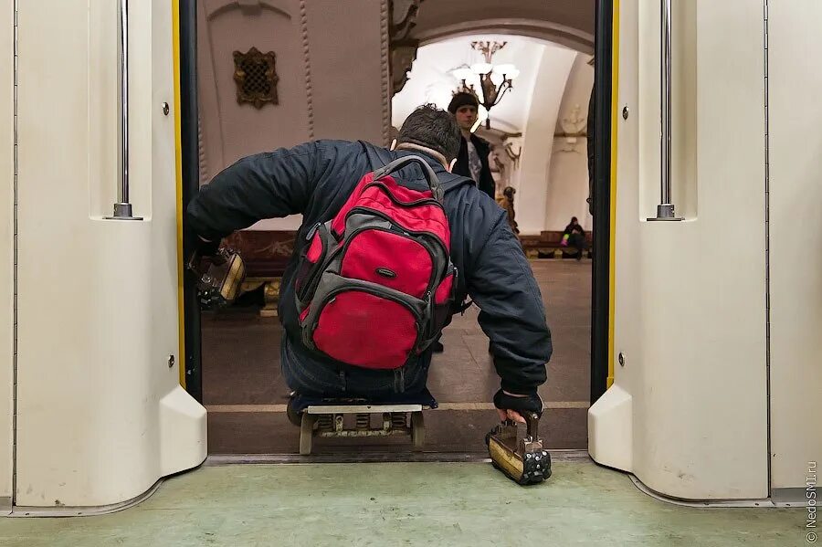 Безногий оказался в теле вторичного персонажа. Инвалиды в метро. Инвалиды в метро попрошайки. Безногие попрошайки в метро. Инвалид в метро побирается.