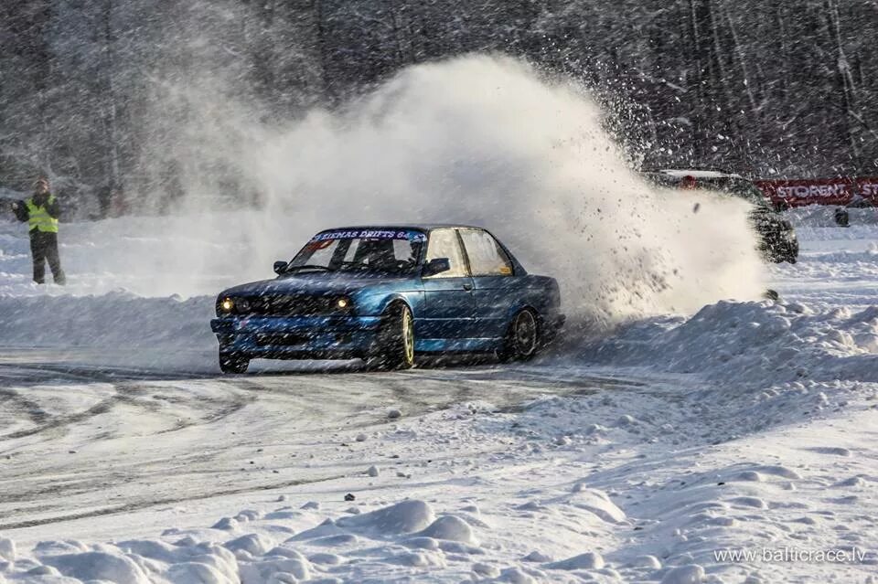 Drifting snow. Дрифт е30 зима. Дрифт зимний дрифт БМВ. Зимний дрифт Ауди б6. Снежный дрифт.