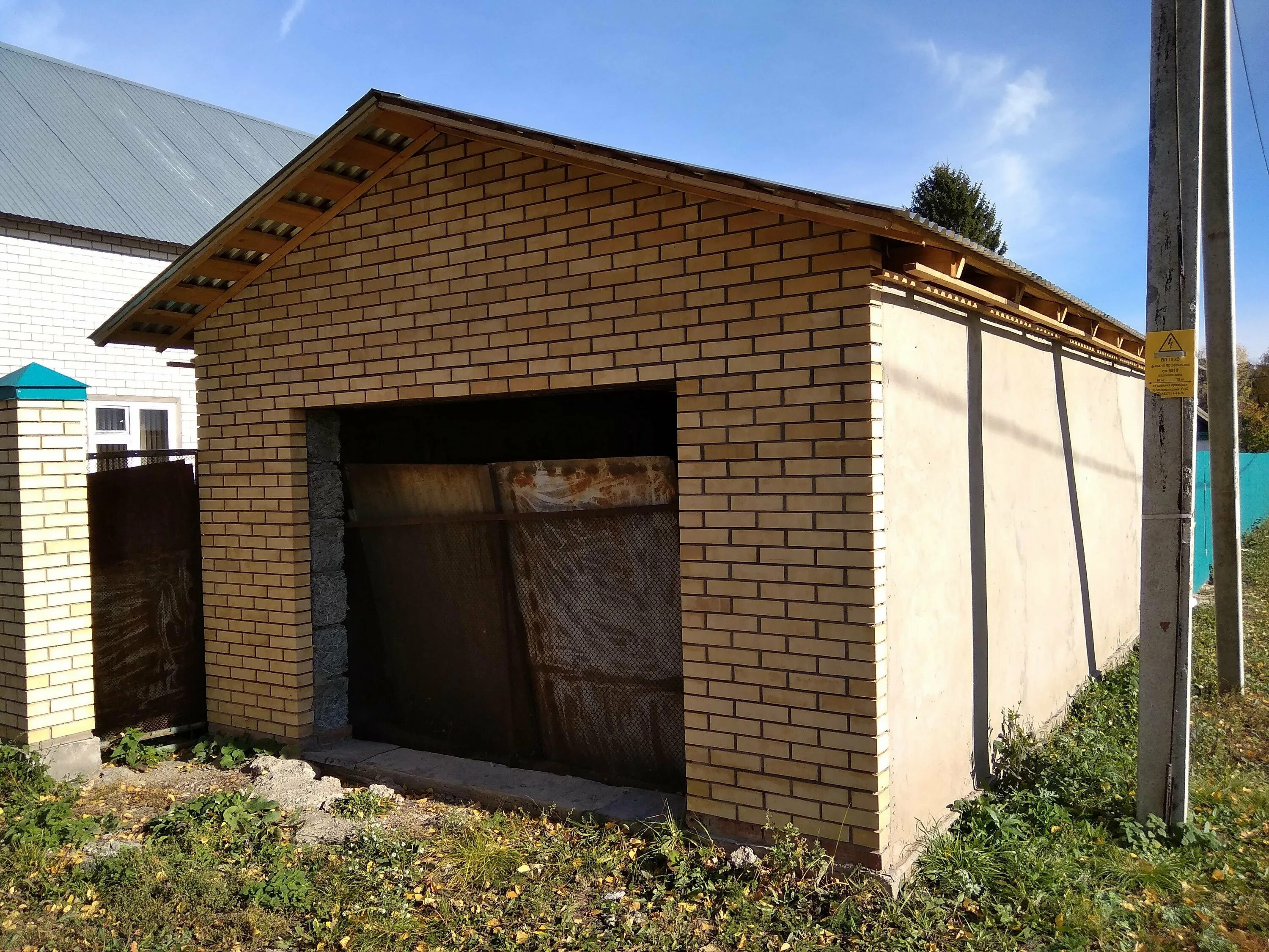 Гараж из арболита. Арболит гараж. Гараж из арболитных блоков. Гараж из блоков. Проекты домов из арболита с гаражом.