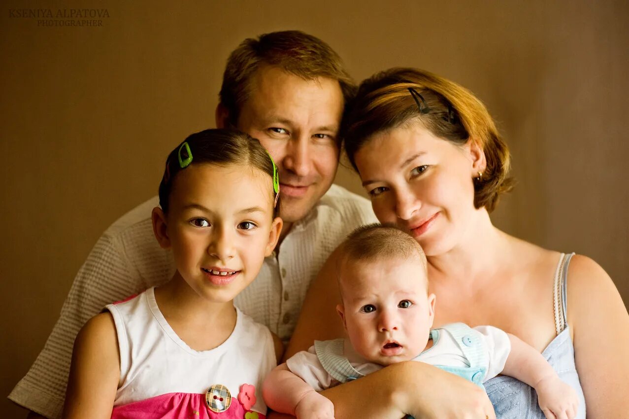 Семейный частный российский. Современная семья. Портрет большой семьи. Семейное фото. Идеи для семейного портрета.