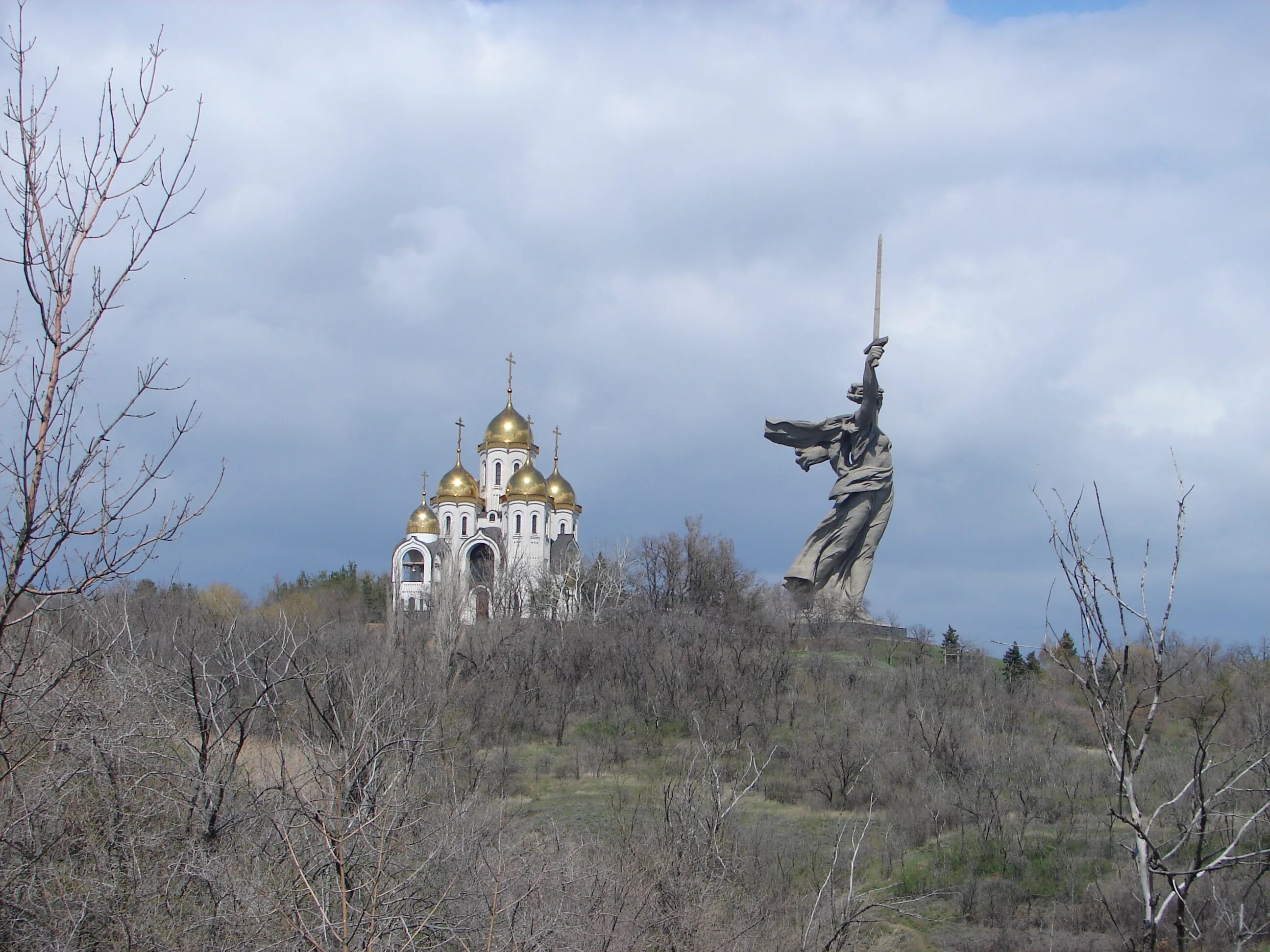 Мамаев курган волгоград. Мамаев курган зимой ночью. Барельефы на мамаевом кургане. Веб камера волгоград. Камеры мамаев курган.