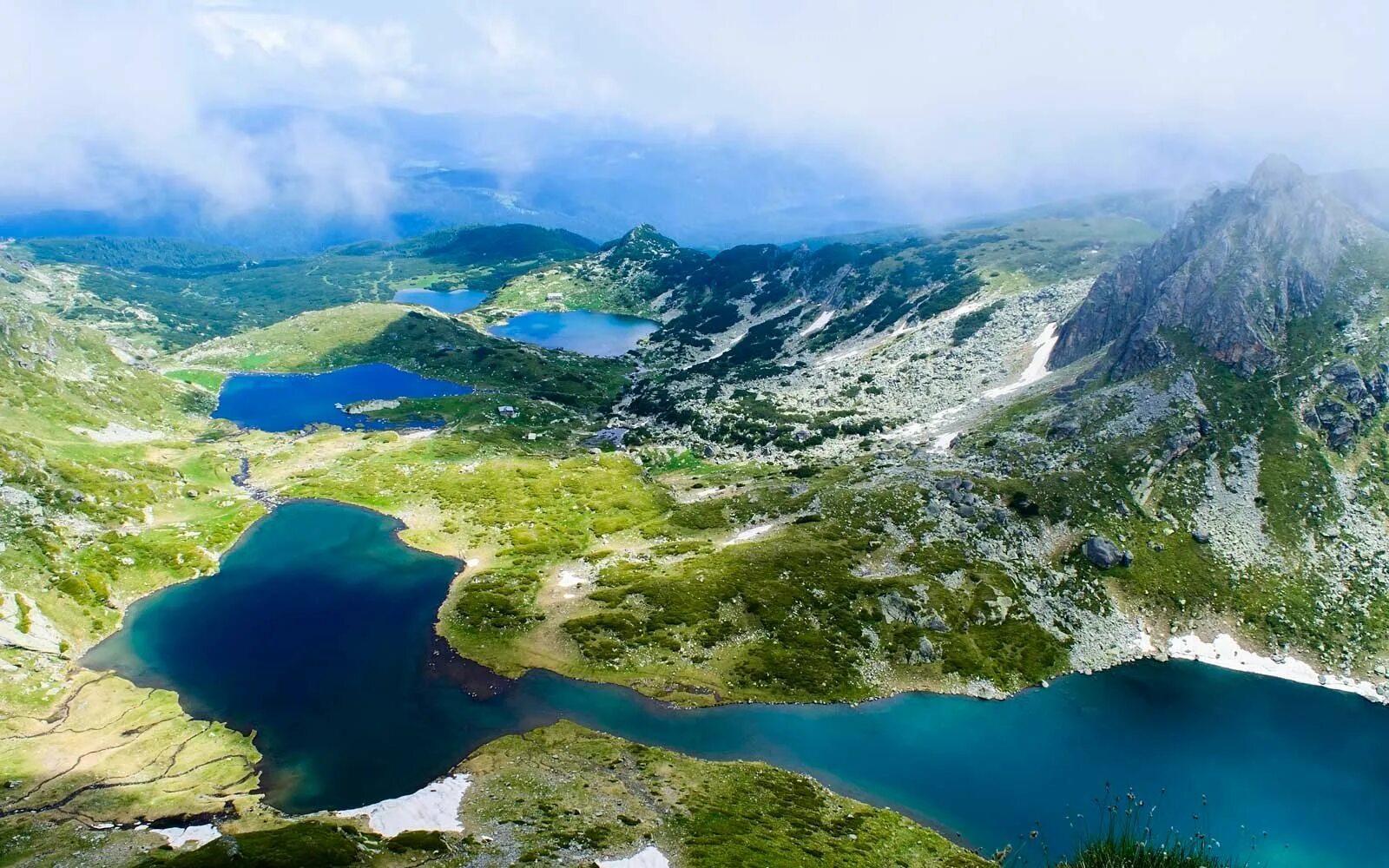 7 озер страна. Семь Рильских озёр Болгария. Семь Рильских озёр озёра Болгарии. Рильские горы Болгарии. Рила-планина горы Болгарии.