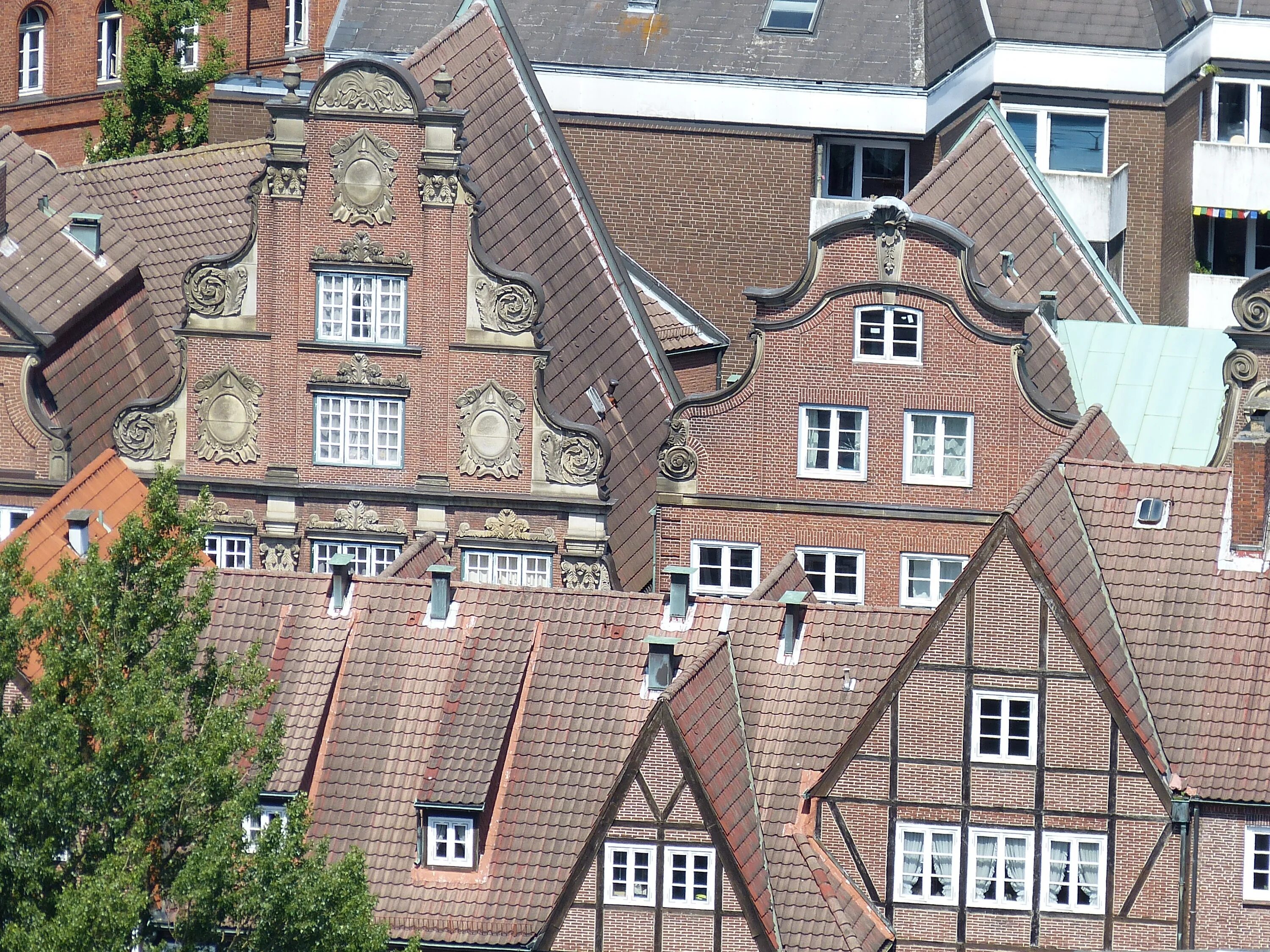 Важные здания в городе. Гамбург Ганзейская архитектура. Гамбург кирпичная архитектура. Пригород Гамбурга. Здание в Германии в Гамбурге.