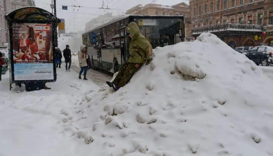 снегопад в саратове. снегопады продолжаются. снегопады продолжаются. рязань сугробы фото 2022 год. снегопады продолжаются.