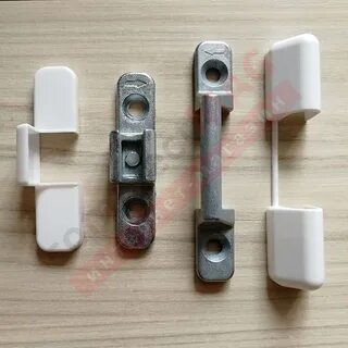 Прижим балконной двери со стороны петель