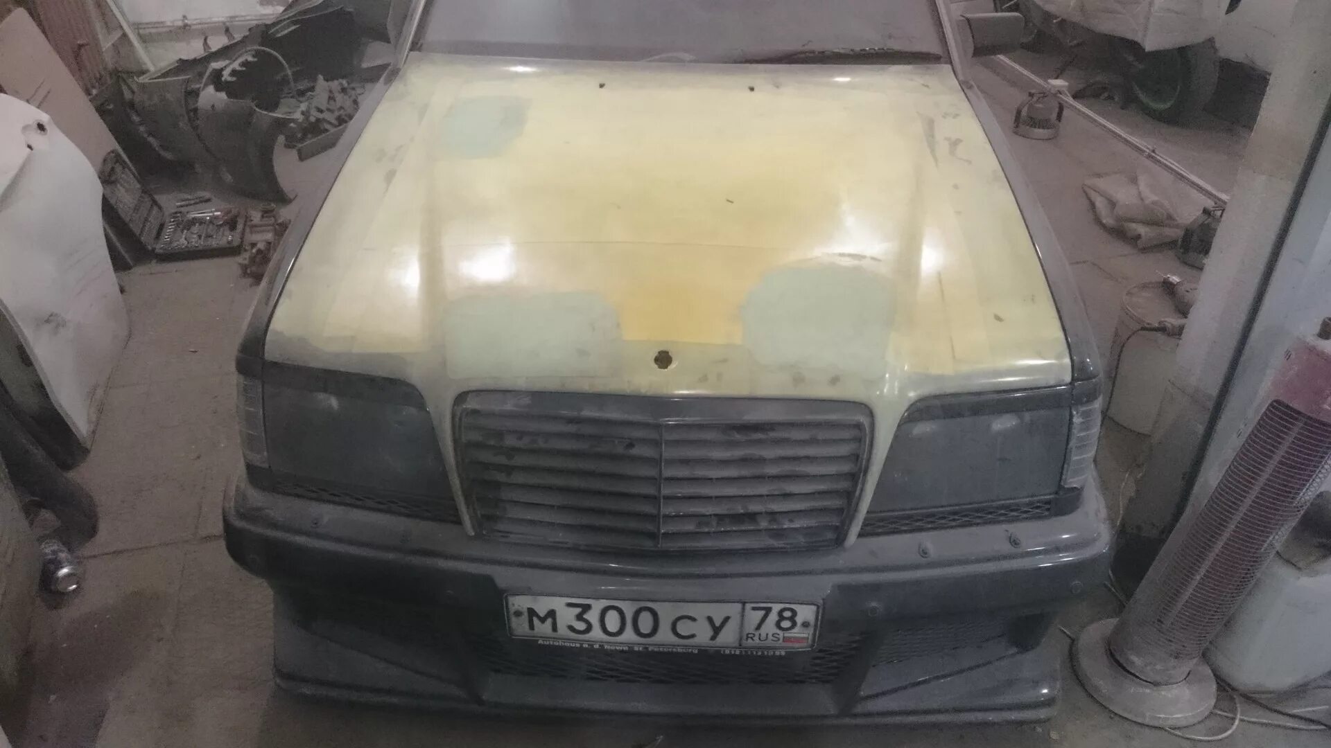Капот мерседес е200. 190 мерседес пластиковый капот. w124 капот дорестайлинг. капот 124 из пластика. w124 тюнинг.